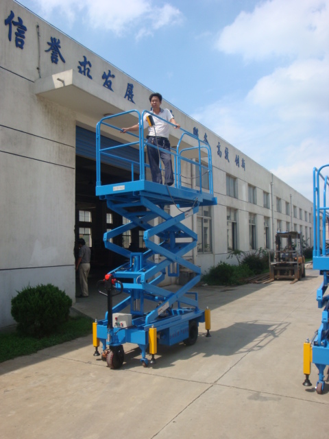 自行式高空作業(yè)臺(tái)